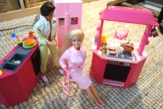 Une cuisine aménagée aux couleurs du rose pantone Barbie (219 C)